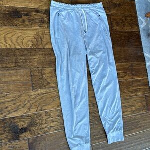 Vuori men’s Heather gray joggers. Size large. Perfect condition barely worn.